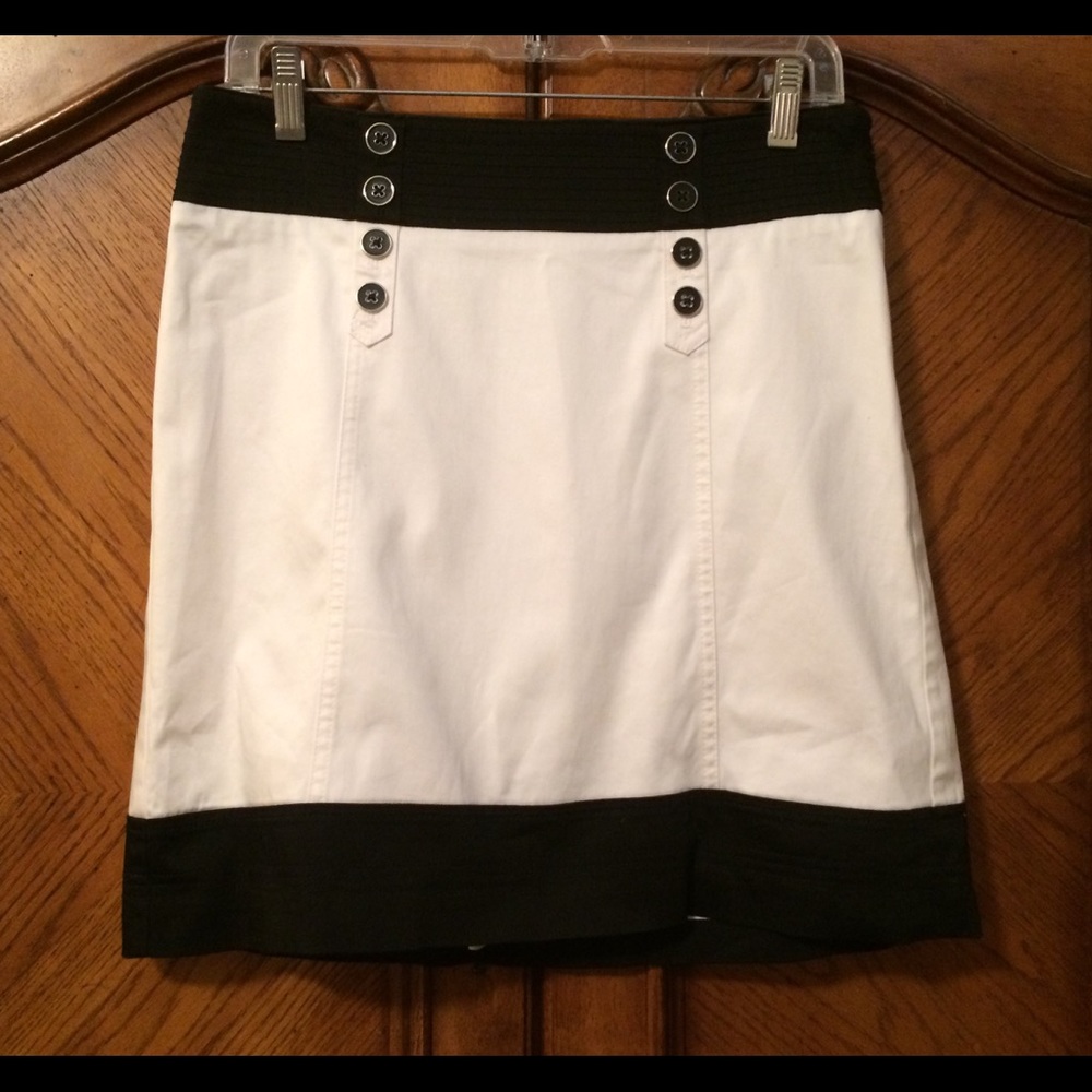 White|Black Size 6 Skirt